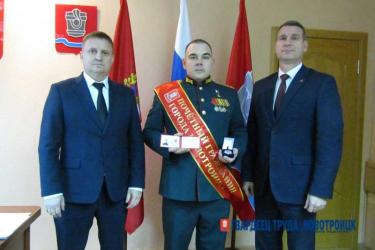 Герою России Николаю Пархоменко вручили символы «Почетного гражданина Новотроицка»