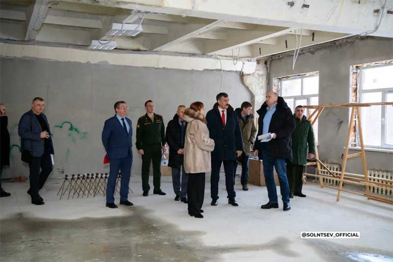 Евгений Солнцев посетил Оренбургский госуниверситет, которому  исполнилось 70 лет, и отметил необходимость ремонта его объектов 