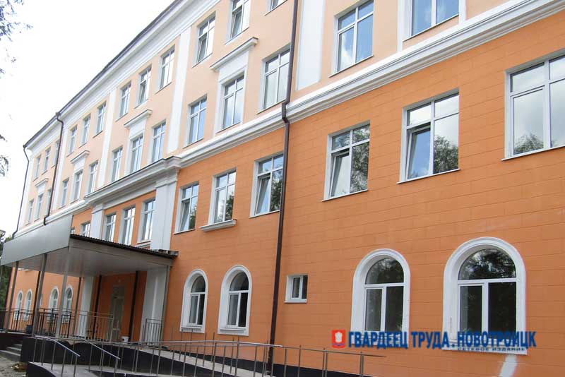 В новотроицкой школе №10 после капитального ремонта в сентябре планируют возобновить учебный процесс 