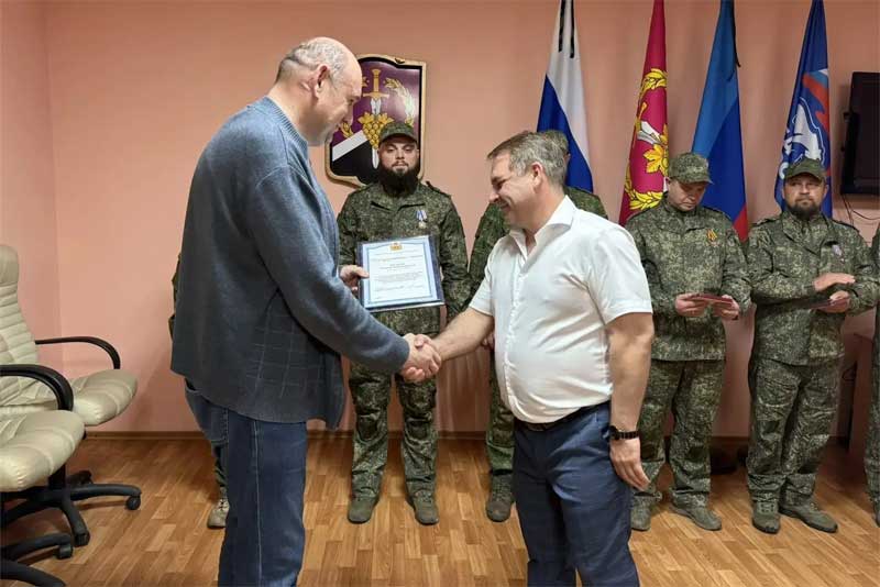 Евгений Солнцев во время поездки в Луганскую Народную Республику наградил оренбургских строителей, занятых на восстановлении и ремонте социальных объектов