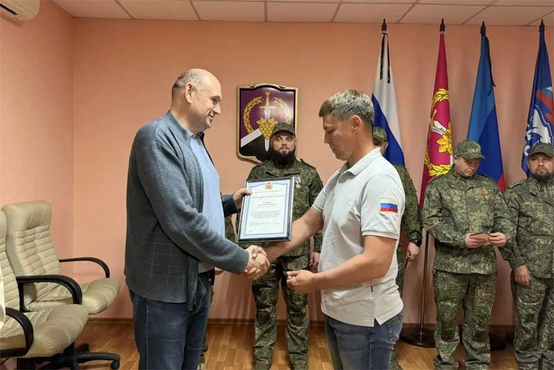 Евгений Солнцев во время поездки в Луганскую Народную Республику наградил оренбургских строителей, занятых на восстановлении и ремонте социальных объектов