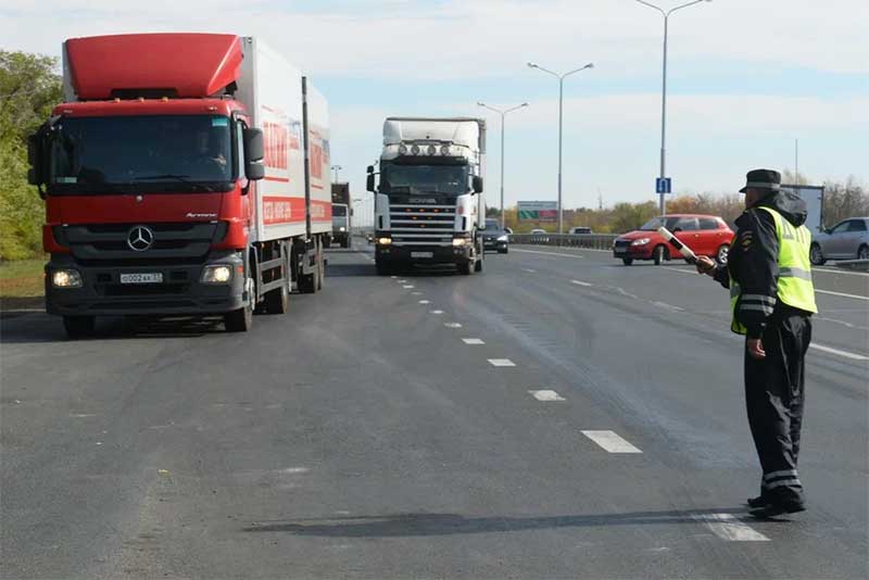 Из‑за аномальной жары в Оренбуржье и ряде других регионов на федеральных трассах временно ограничили движение большегрузов