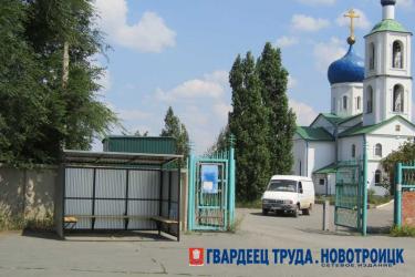 В Новотроицке у центрального входа на территорию городского погоста появился остановочный павильон