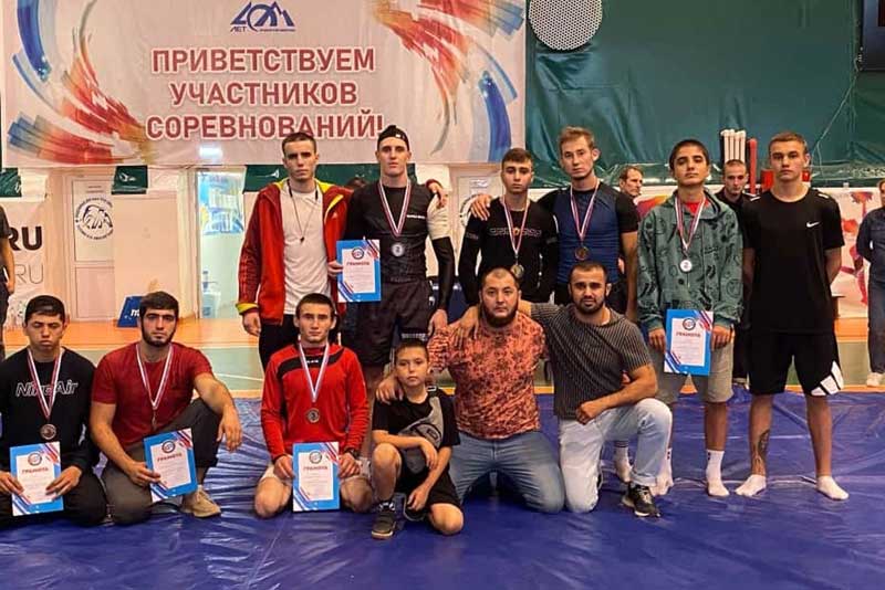 Новотройчане завоевали четыре медали в региональных соревнованиях по смешанным единоборствам