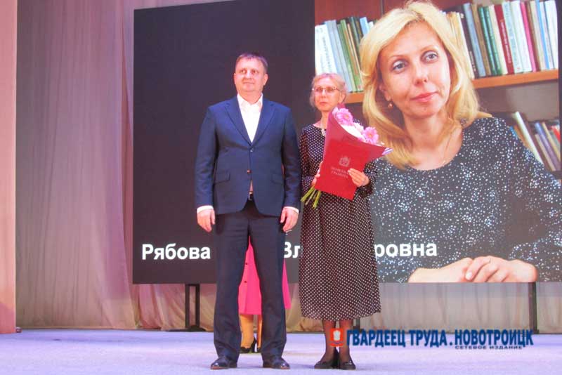Коллектив Новотроицкой Централизованной библиотечной системы поздравили с 50-летним юбилеем