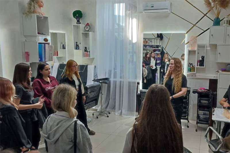 Новотроицкие школьники стали участниками профессионального тура в местную Больницу скорой медицинской помощи