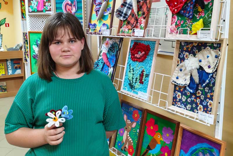 Юные художники из Новотроицка создали для своих мам и бабушек  «Цветочное настроение»