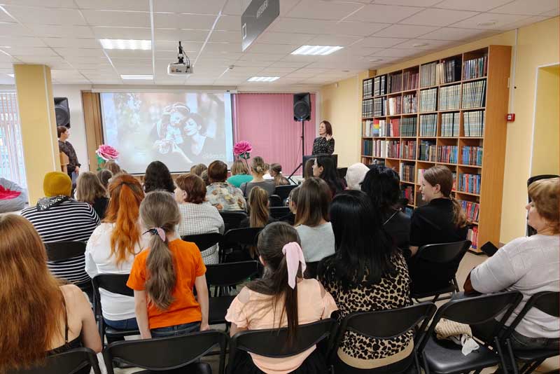 Юные художники из Новотроицка создали для своих мам и бабушек  «Цветочное настроение»