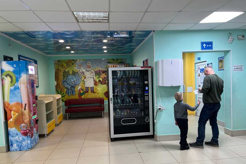 Детская поликлиника №9 в Оренбурге встречает посетителей новым фасадом, но ремонтные работы в учреждении будут продолжены