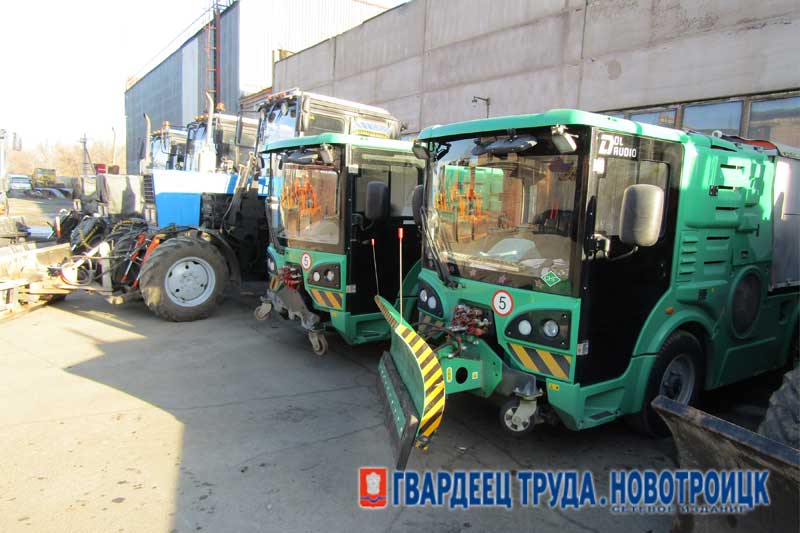 Глава Новотроицка Денис Меньшиков осмотрел спецтехнику, подготовленную для уборки города зимой