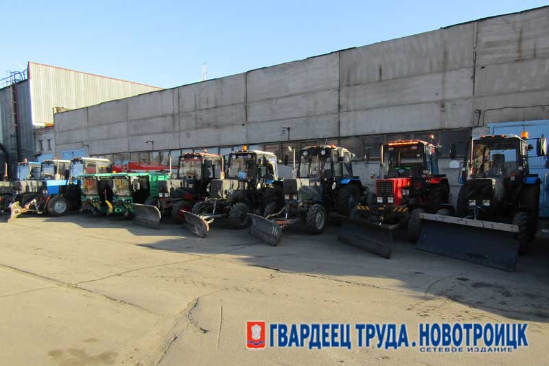 Глава Новотроицка Денис Меньшиков осмотрел спецтехнику, подготовленную для уборки города зимой