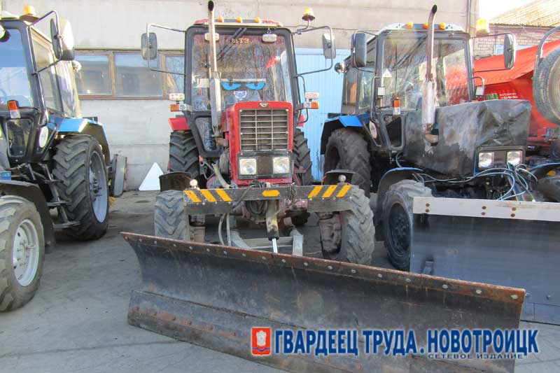 Глава Новотроицка Денис Меньшиков осмотрел спецтехнику, подготовленную для уборки города зимой