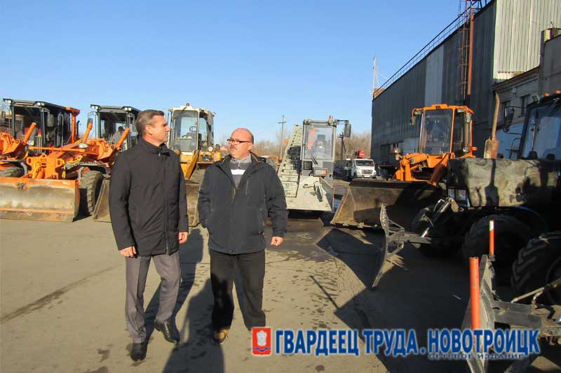 Глава Новотроицка Денис Меньшиков осмотрел спецтехнику, подготовленную для уборки города зимой
