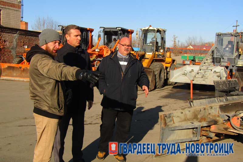 Глава Новотроицка Денис Меньшиков осмотрел спецтехнику, подготовленную для уборки города зимой