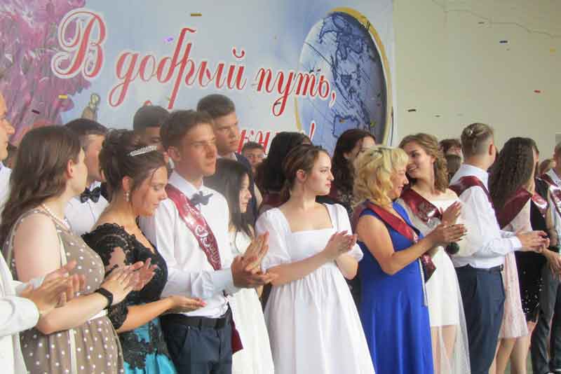 Выпускники 2021 года прощаются со школой (фото)