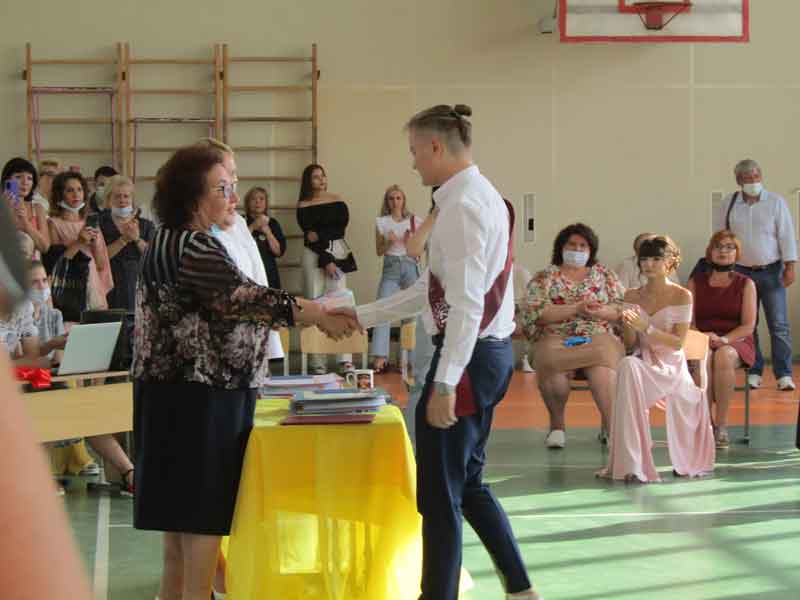 Выпускники 2021 года прощаются со школой (фото)