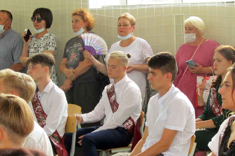 Выпускники 2021 года прощаются со школой (фото)