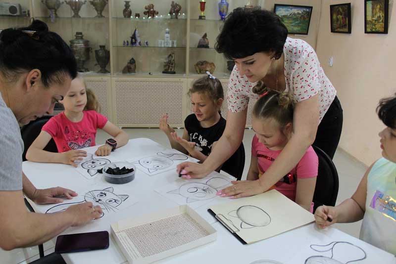 «Чёрным по белому»: в музейно-выставочном комплексе Новотроицка прошел мастер-класс по рисованию углем