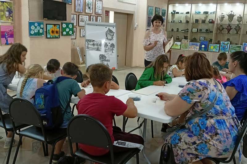 «Чёрным по белому»: в музейно-выставочном комплексе Новотроицка прошел мастер-класс по рисованию углем
