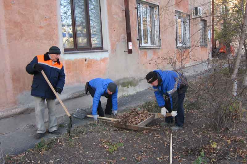 В городе – осенняя уборка (фото)