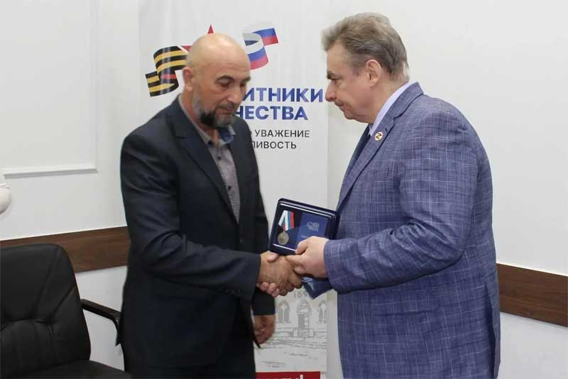Оренбуржцам вручены медали «Отец солдата»