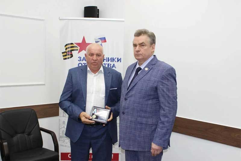 Оренбуржцам вручены медали «Отец солдата»