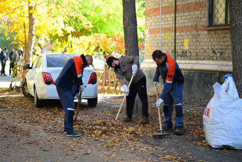 Металлурги Уральской Стали навели чистоту на улицах Новотроицка