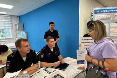В Новотроицке местные полицейские стали участниками   ярмарки вакансий