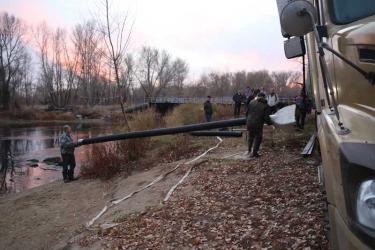 Системная экологическая работа: Уральская Сталь провела очередное зарыбление реки Урал