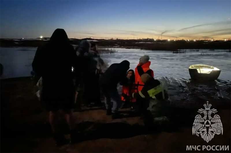 Спасатели  вызволили из водного плена   жителей Адамовского района   