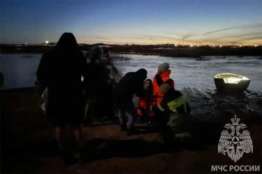 Спасатели  вызволили из водного плена   жителей Адамовского района   