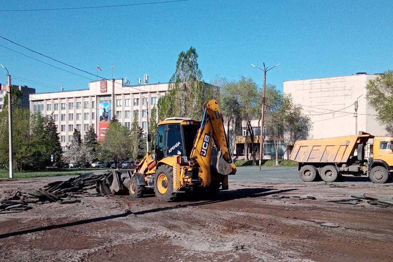 В Новотроицке начались работы  по благоустройству площади перед администрацией города