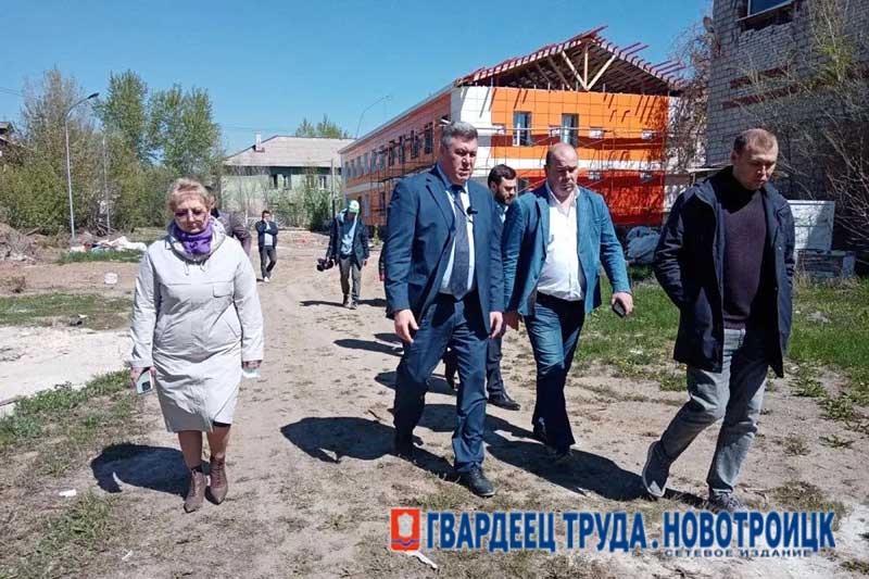 Настроиться на позитивный лад призвал побывавший в Новотроицке замминистра строительства и ЖКХ РФ Валерий Леонов