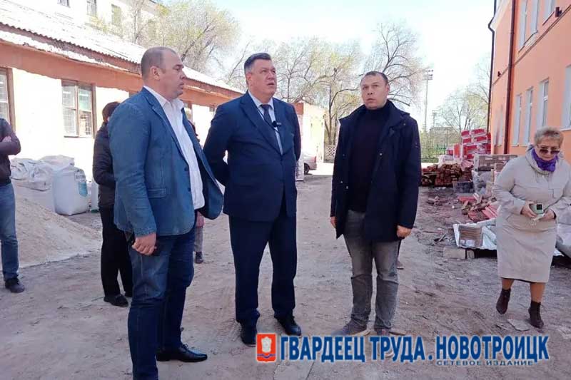 Настроиться на позитивный лад призвал побывавший в Новотроицке замминистра строительства и ЖКХ РФ Валерий Леонов