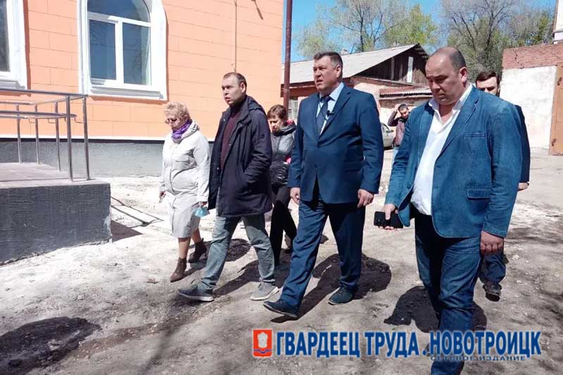 Настроиться на позитивный лад призвал побывавший в Новотроицке замминистра строительства и ЖКХ РФ Валерий Леонов