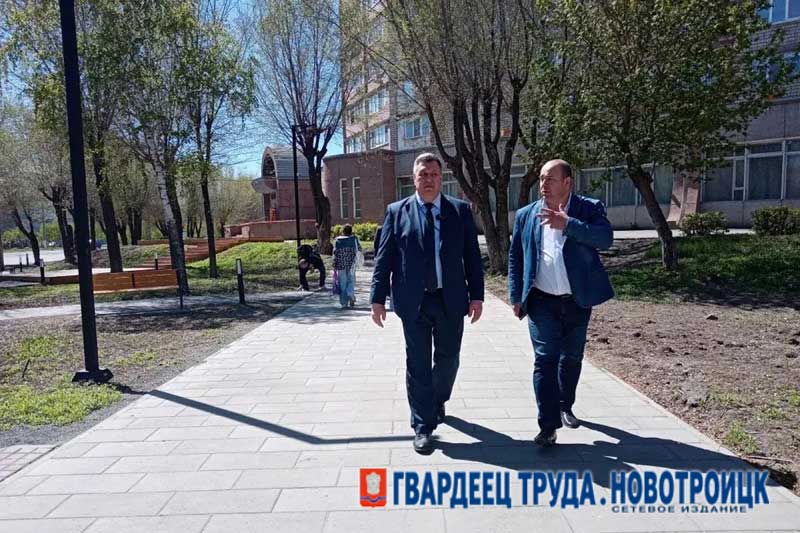 Настроиться на позитивный лад призвал побывавший в Новотроицке замминистра строительства и ЖКХ РФ Валерий Леонов