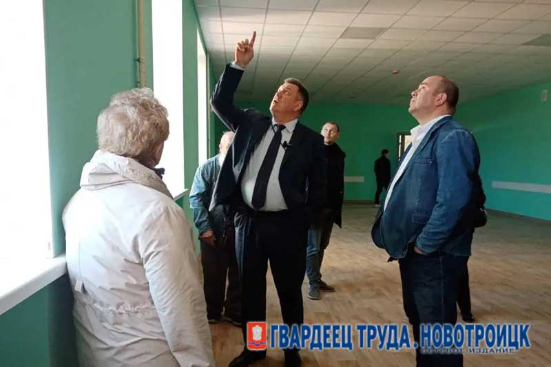 Настроиться на позитивный лад призвал побывавший в Новотроицке замминистра строительства и ЖКХ РФ Валерий Леонов