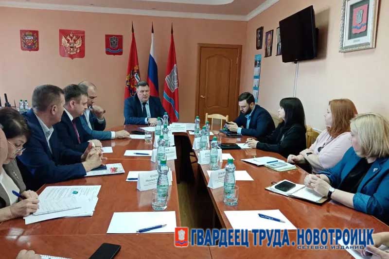 Настроиться на позитивный лад призвал побывавший в Новотроицке замминистра строительства и ЖКХ РФ Валерий Леонов