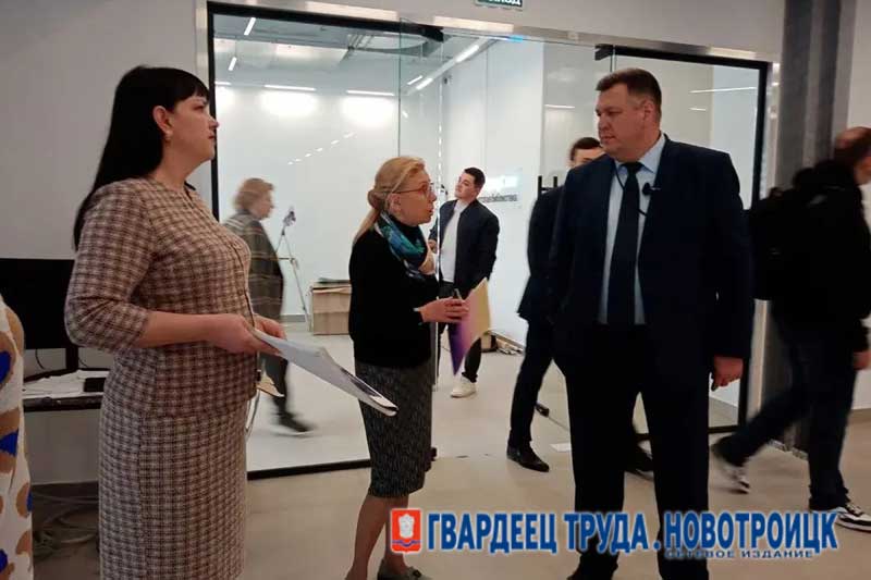 Настроиться на позитивный лад призвал побывавший в Новотроицке замминистра строительства и ЖКХ РФ Валерий Леонов