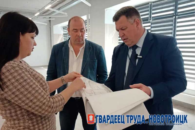Настроиться на позитивный лад призвал побывавший в Новотроицке замминистра строительства и ЖКХ РФ Валерий Леонов