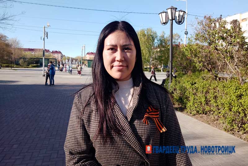 В канун Дня Победы волонтеры вручают новотройчанам Георгиевские ленты