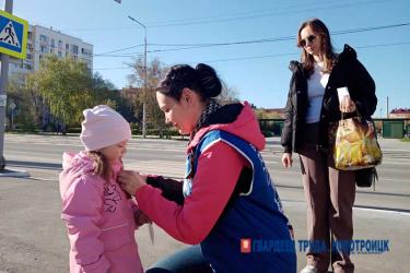 В канун Дня Победы волонтеры вручают новотройчанам Георгиевские ленты