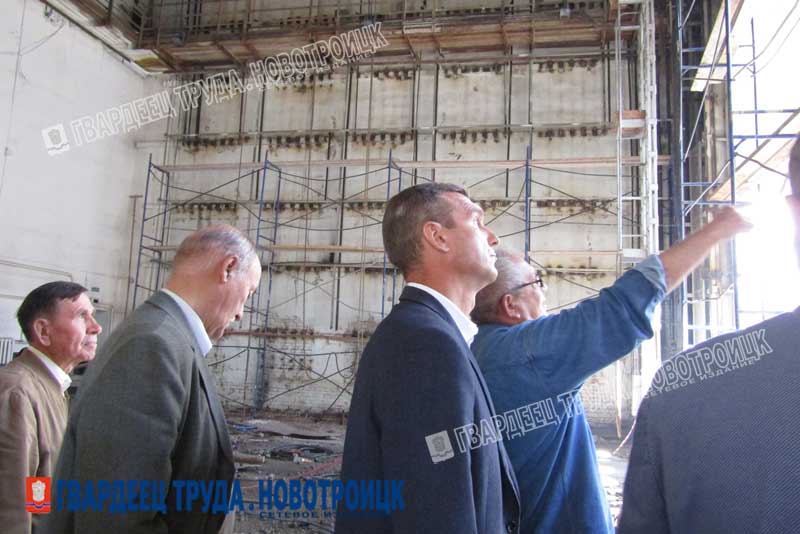 Глава Новотроицка Денис Меньшиков оценил работы по ремонту Дворца культуры металлургов