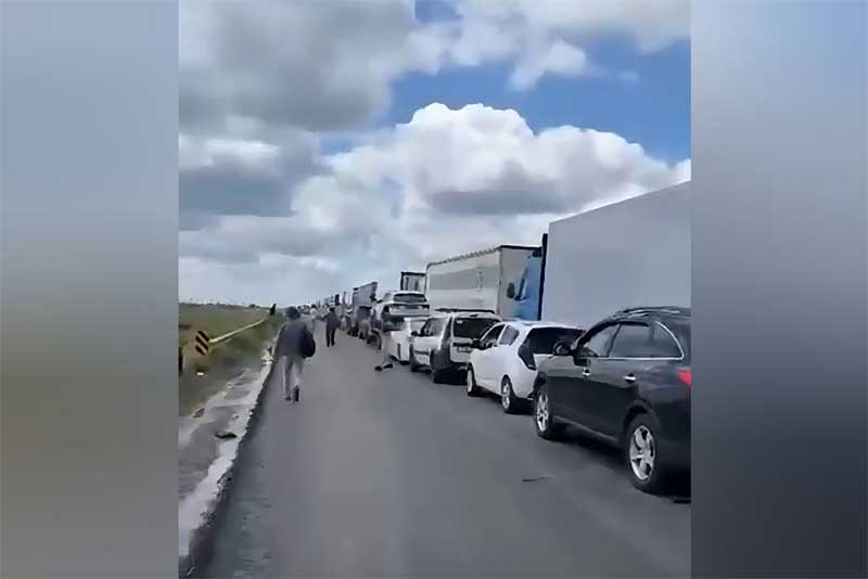 Многометровые очереди из автомобилей выстроились на оренбургском участке границы с Казахстаном