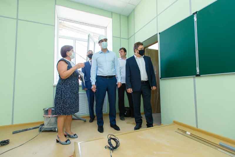 Губернатор области ознакомился с ходом ремонта на социальных объектах Новотроицка (фото)