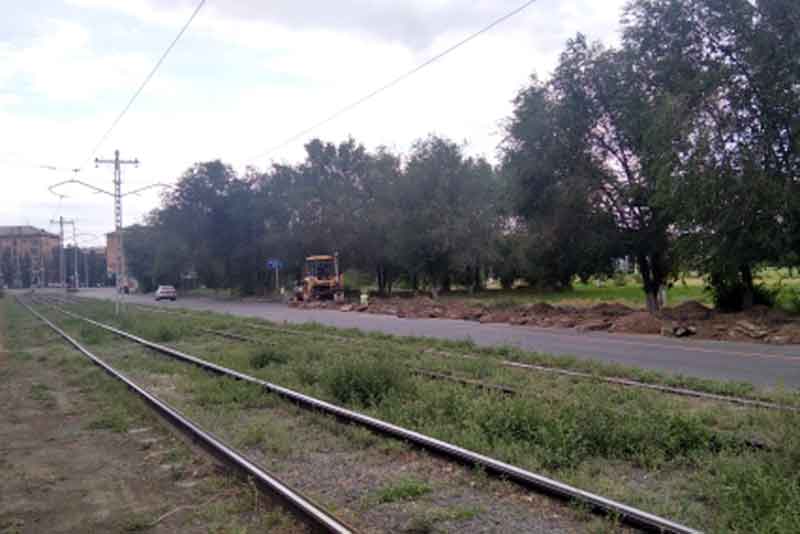 На улице имени Комарова продолжается ремонт автодороги