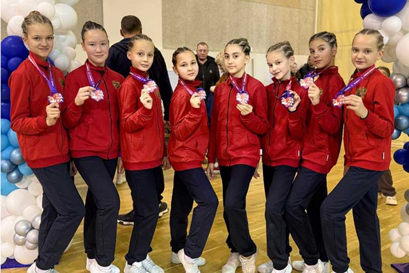 Воспитанницы новотроицкого тренера по спортивной аэробике Дарьи Ваниной готовятся к соревнованиям на Кубок Оренбуржья