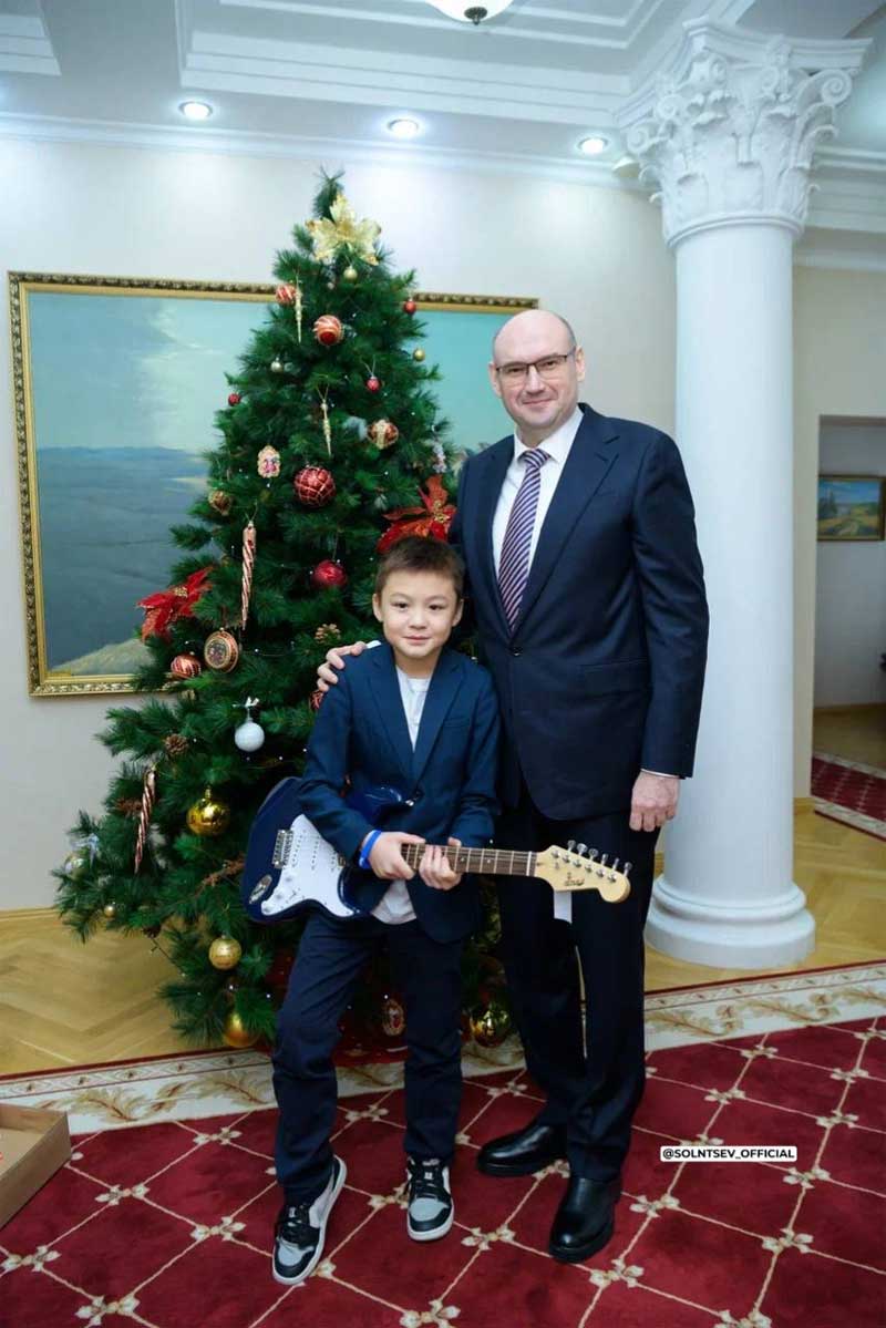 Евгений Солнцев вручил новогодние подарки детям из Оренбуржья и  подшефного Перевальского округа ЛНР