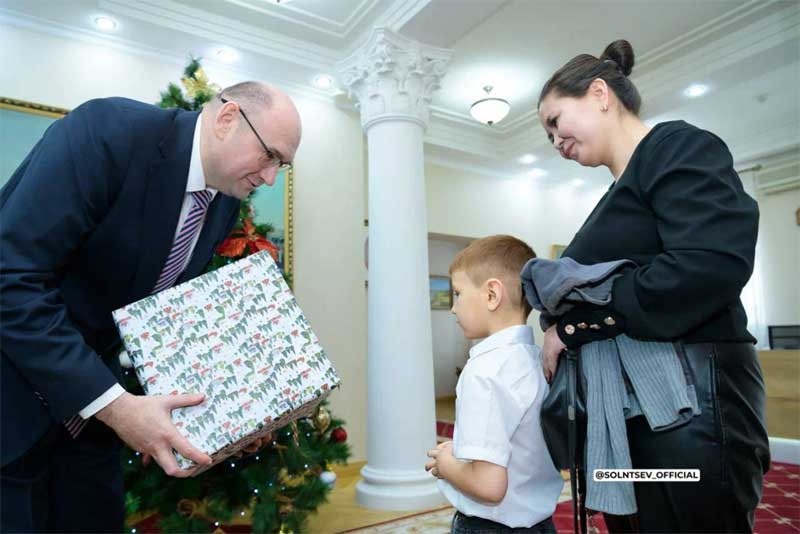 Евгений Солнцев вручил новогодние подарки детям из Оренбуржья и  подшефного Перевальского округа ЛНР