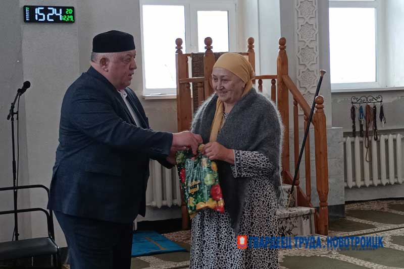 Юные прихожане Новотроицкой Соборной мечети в канун праздника получили новогодние подарки